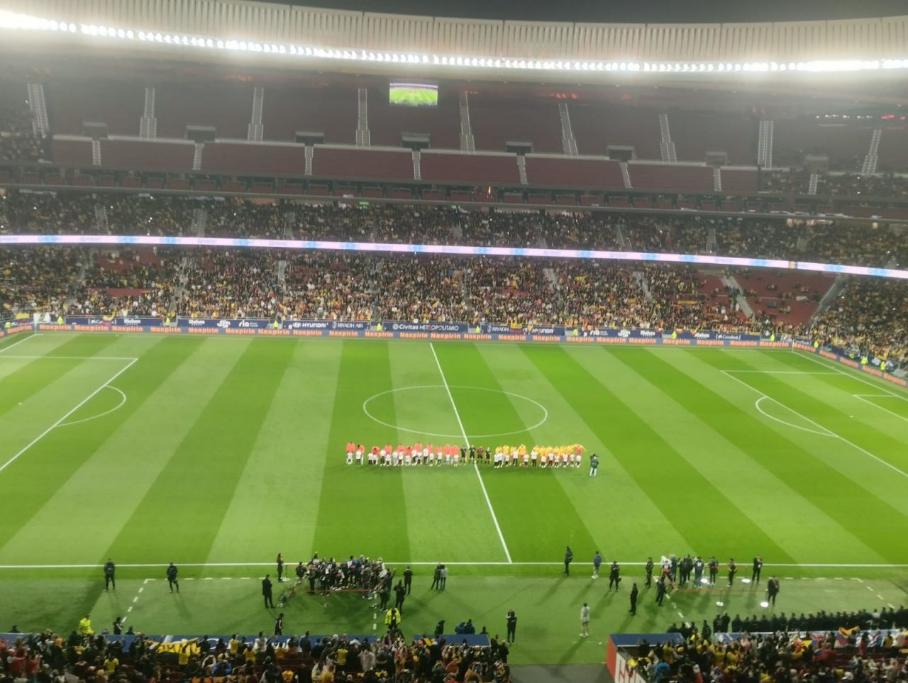 Moment incredibil pe Metropolitano! Cu ce bannere s-au prezentat românii în Madrid_4