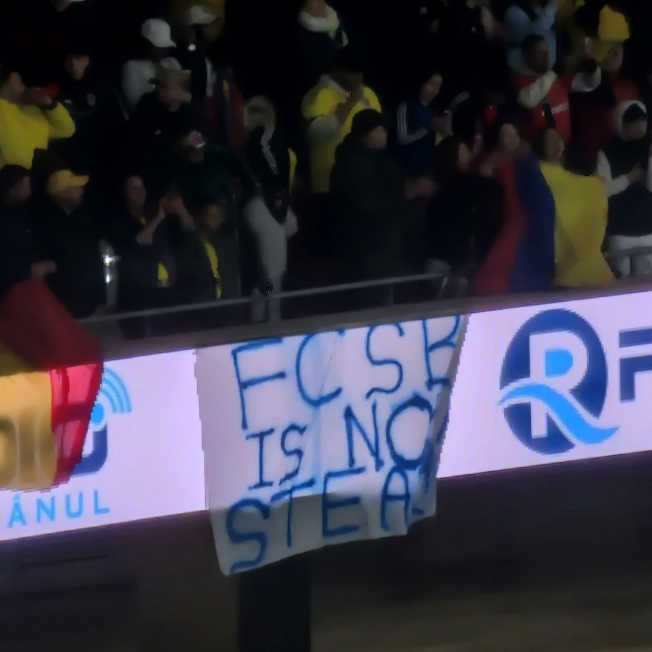 Moment incredibil pe Metropolitano! Cu ce bannere s-au prezentat românii în Madrid_1