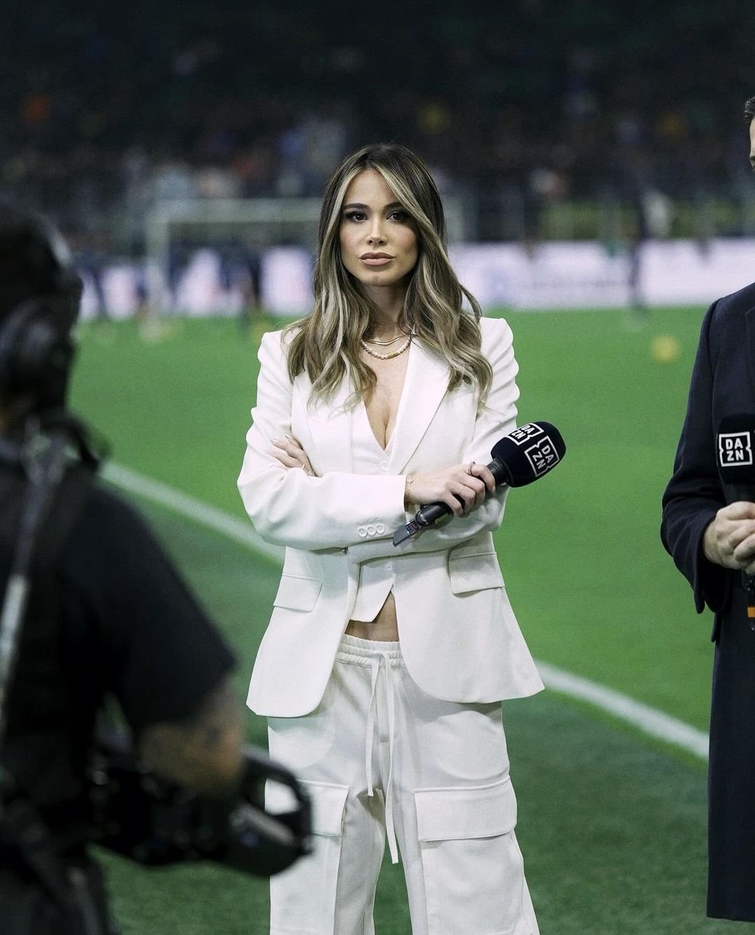 Cea mai sexy jurnalistă sportivă pune presiune pe iubitul său: 