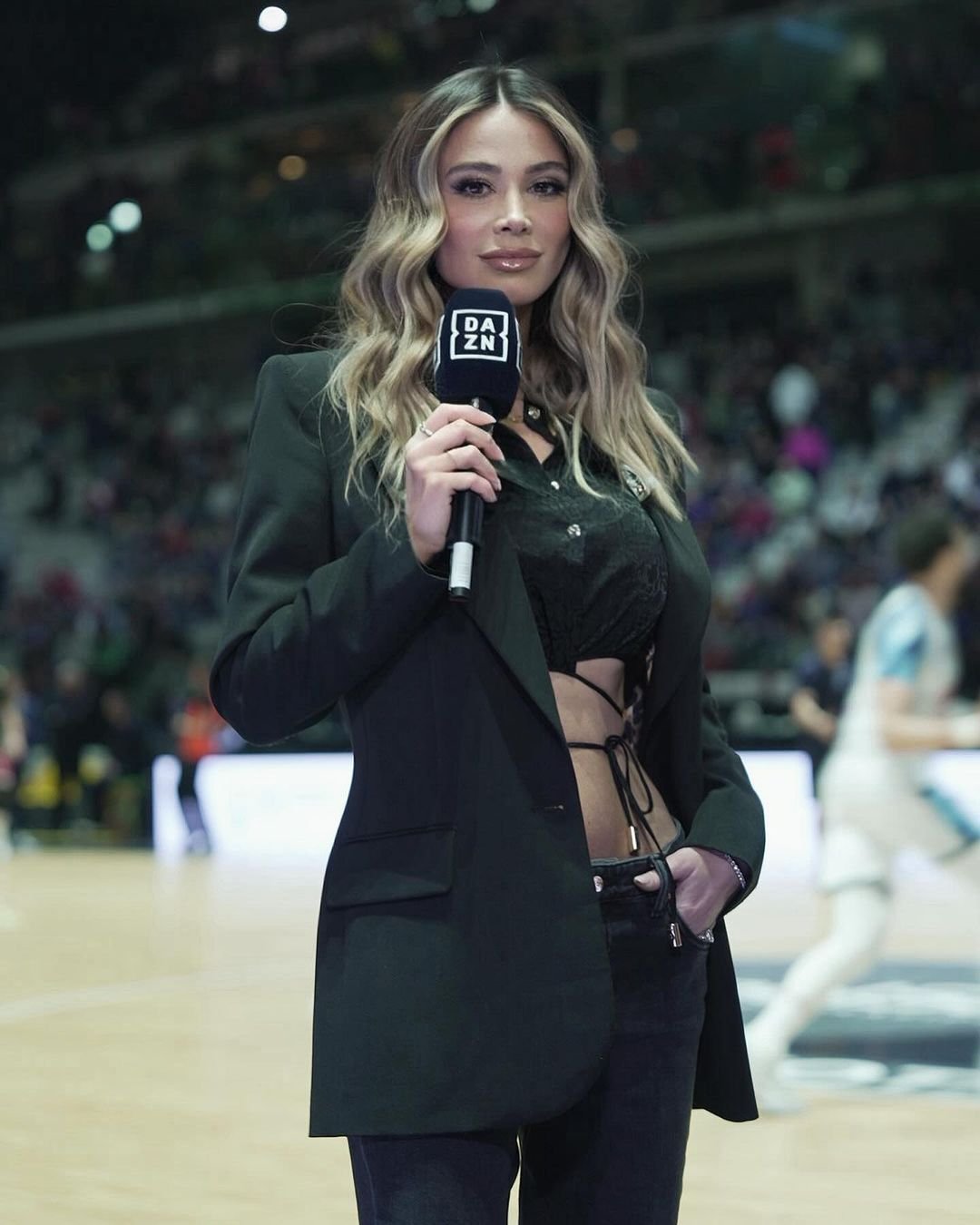 Cea mai sexy jurnalistă sportivă pune presiune pe iubitul său: 