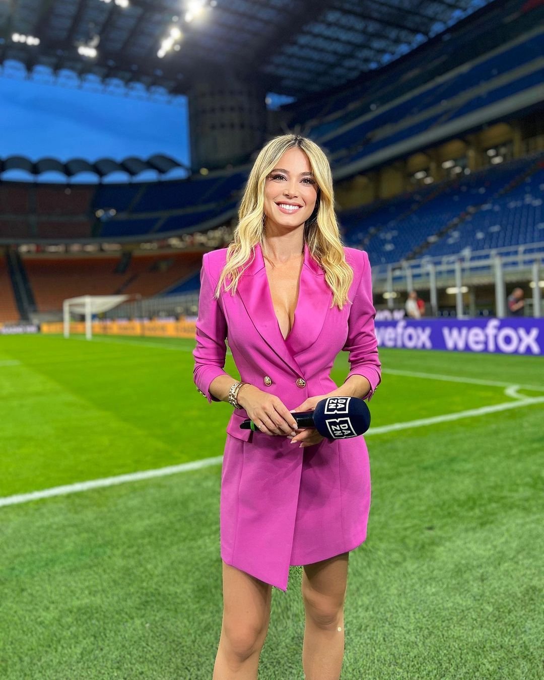 Cea mai sexy jurnalistă sportivă pune presiune pe iubitul său: 