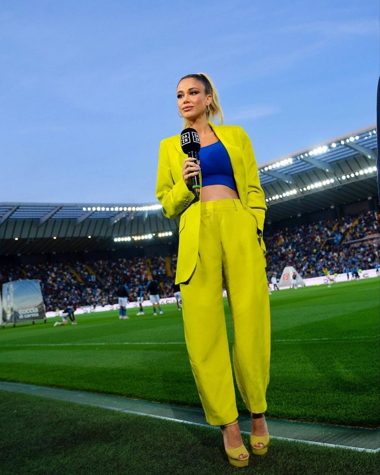 Cea mai sexy jurnalistă sportivă pune presiune pe iubitul său: