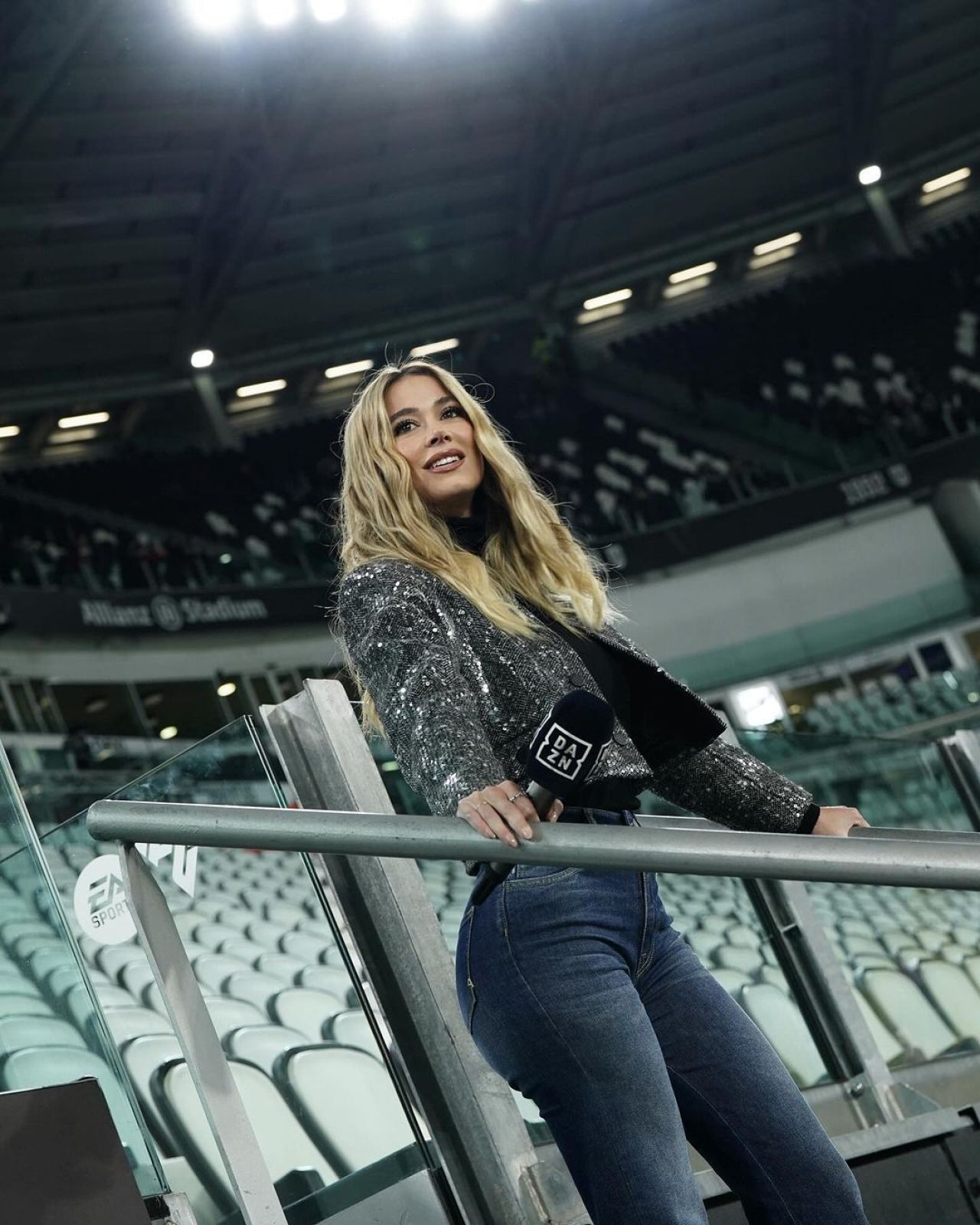 Cea mai sexy jurnalistă sportivă pune presiune pe iubitul său: