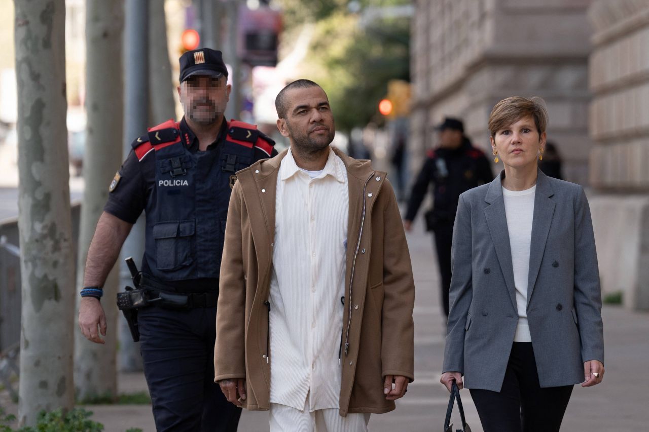 Cum a fost surprins Dani Alves la trei zile după ce a ieșit din închisoare: ”Ai destui bani încât să violezi, nu?”_13