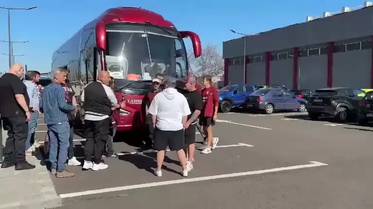 Cum a fost surprins Dan Șucu alături de fanii rapidiști, &icirc;nainte să facă deplasarea la Craiova