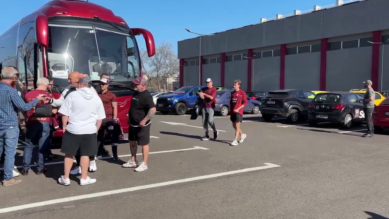 Cum a fost surprins Dan Șucu alături de fanii rapidiști, înainte să facă deplasarea la Craiova_1