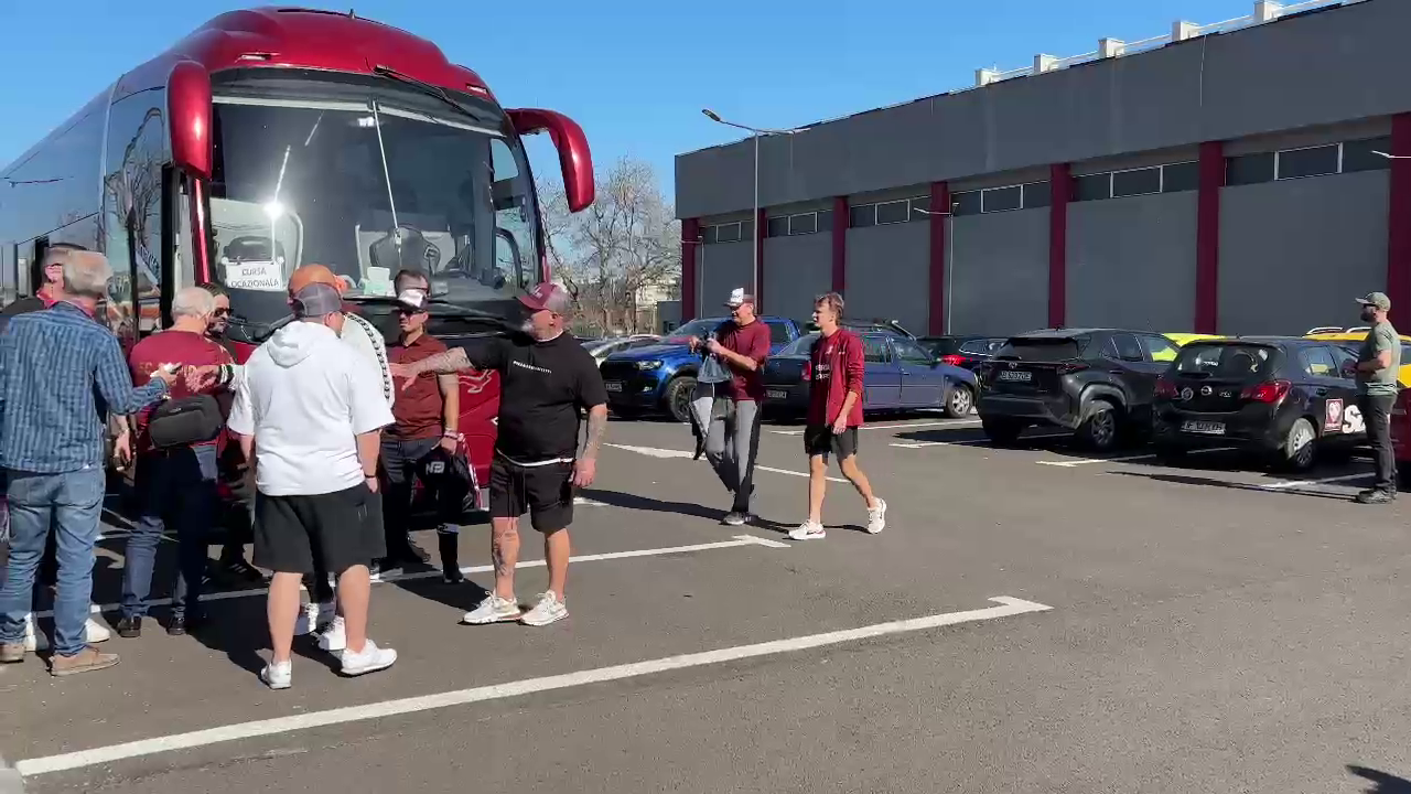 Cum a fost surprins Dan Șucu alături de fanii rapidiști, înainte să facă deplasarea la Craiova_3
