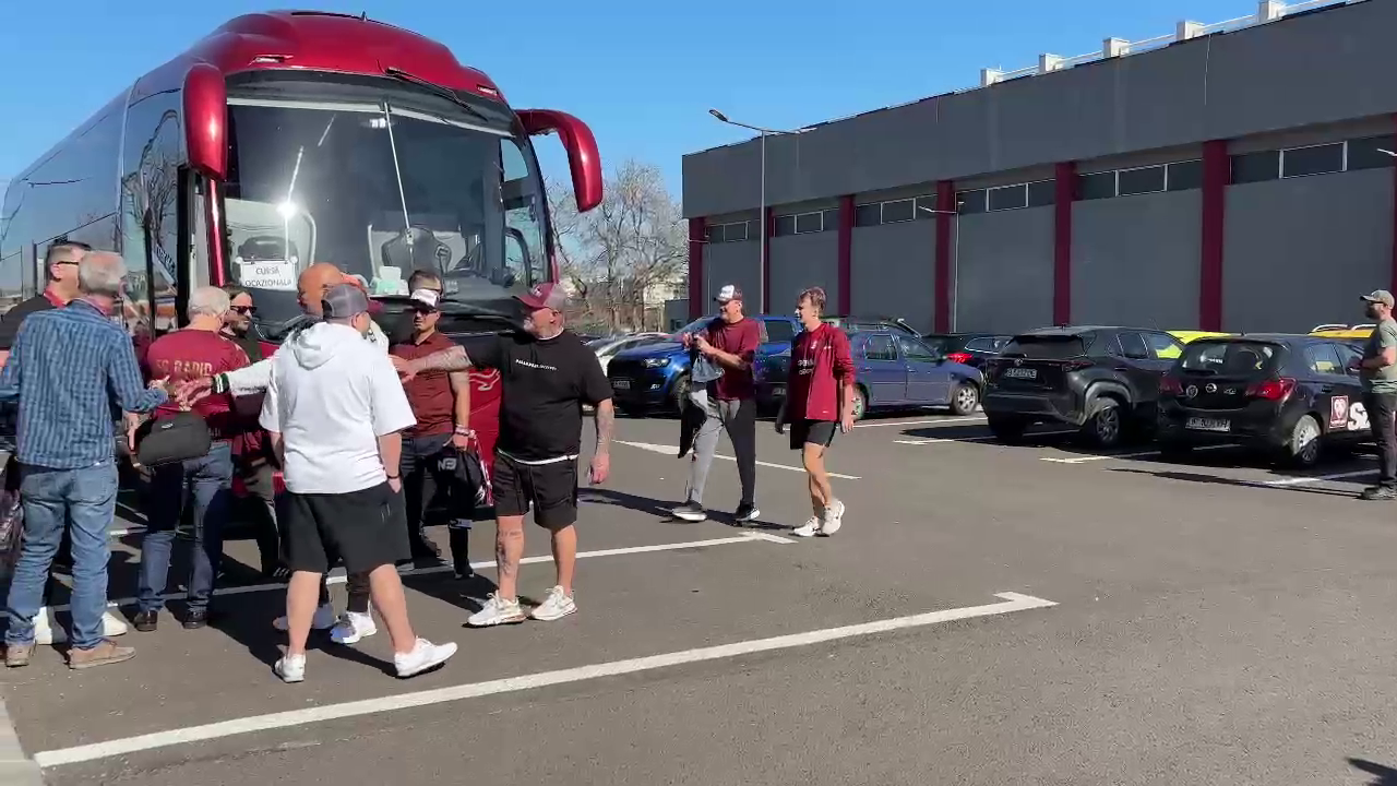 Cum a fost surprins Dan Șucu alături de fanii rapidiști, înainte să facă deplasarea la Craiova_4
