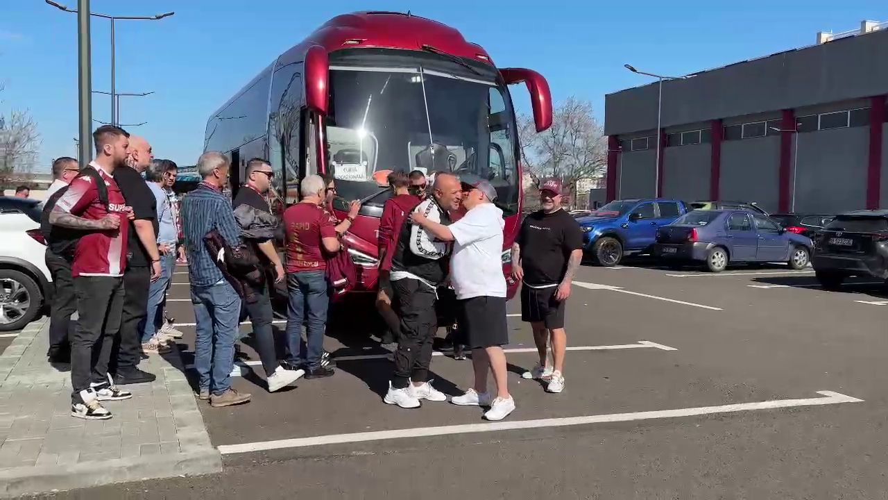 Cum a fost surprins Dan Șucu alături de fanii rapidiști, înainte să facă deplasarea la Craiova_5
