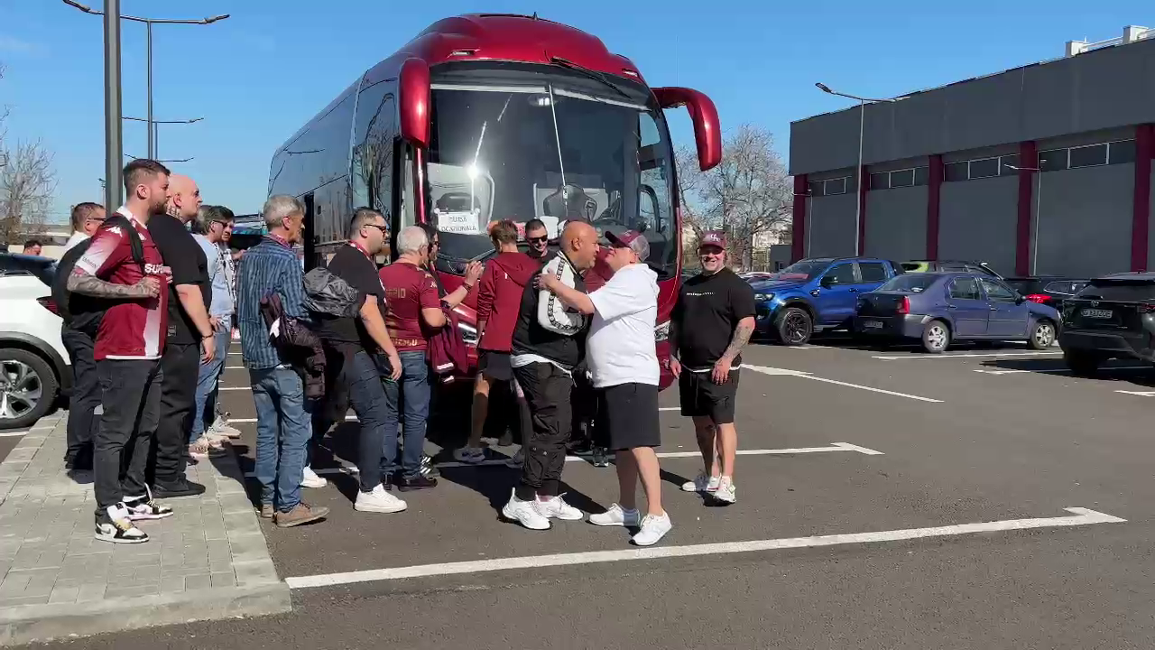 Cum a fost surprins Dan Șucu alături de fanii rapidiști, înainte să facă deplasarea la Craiova_6