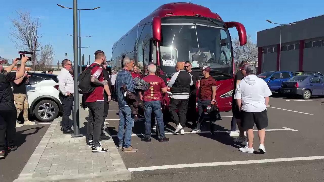 Cum a fost surprins Dan Șucu alături de fanii rapidiști, înainte să facă deplasarea la Craiova_7