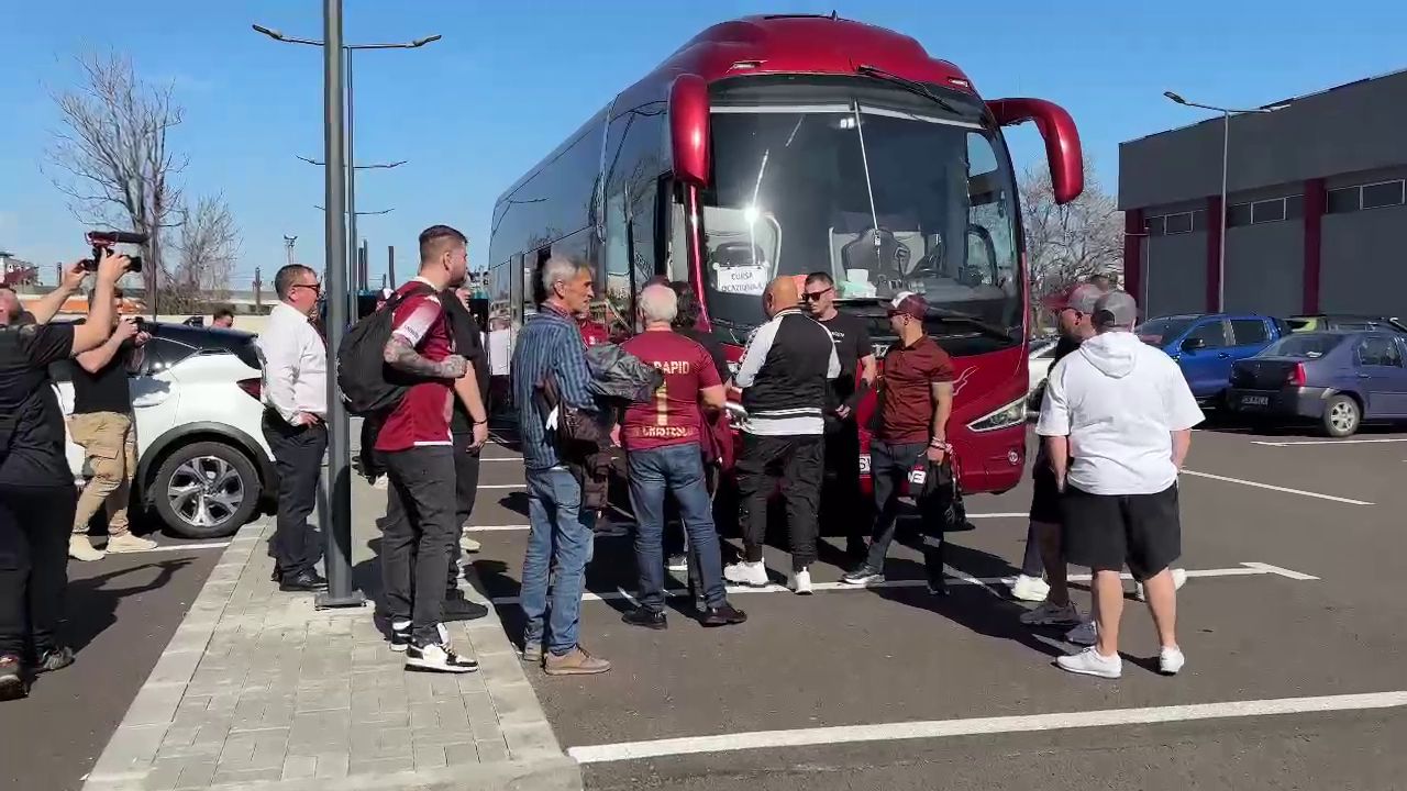 Cum a fost surprins Dan Șucu alături de fanii rapidiști, înainte să facă deplasarea la Craiova_8