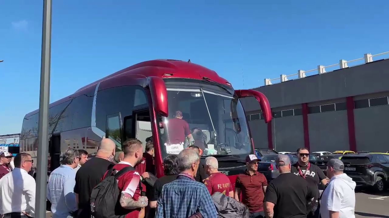Cum a fost surprins Dan Șucu alături de fanii rapidiști, înainte să facă deplasarea la Craiova_10