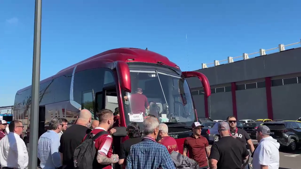 Cum a fost surprins Dan Șucu alături de fanii rapidiști, înainte să facă deplasarea la Craiova_11