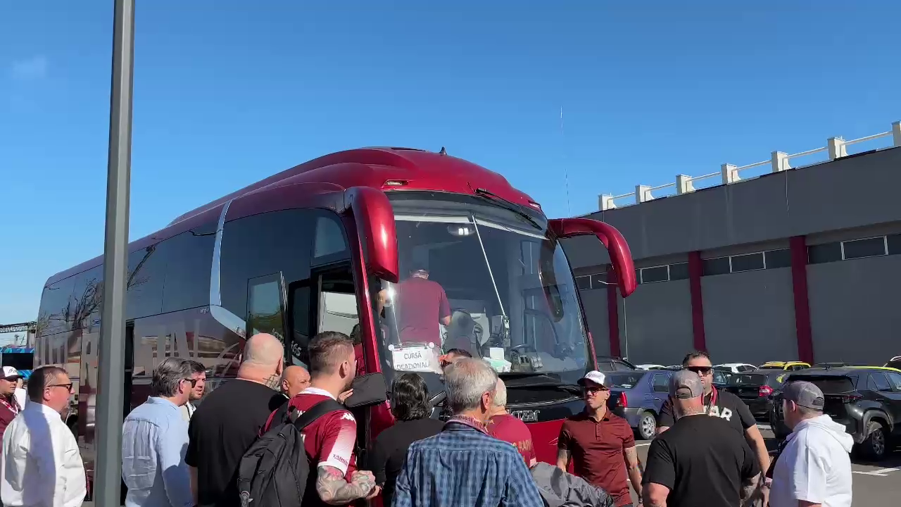 Cum a fost surprins Dan Șucu alături de fanii rapidiști, înainte să facă deplasarea la Craiova_12