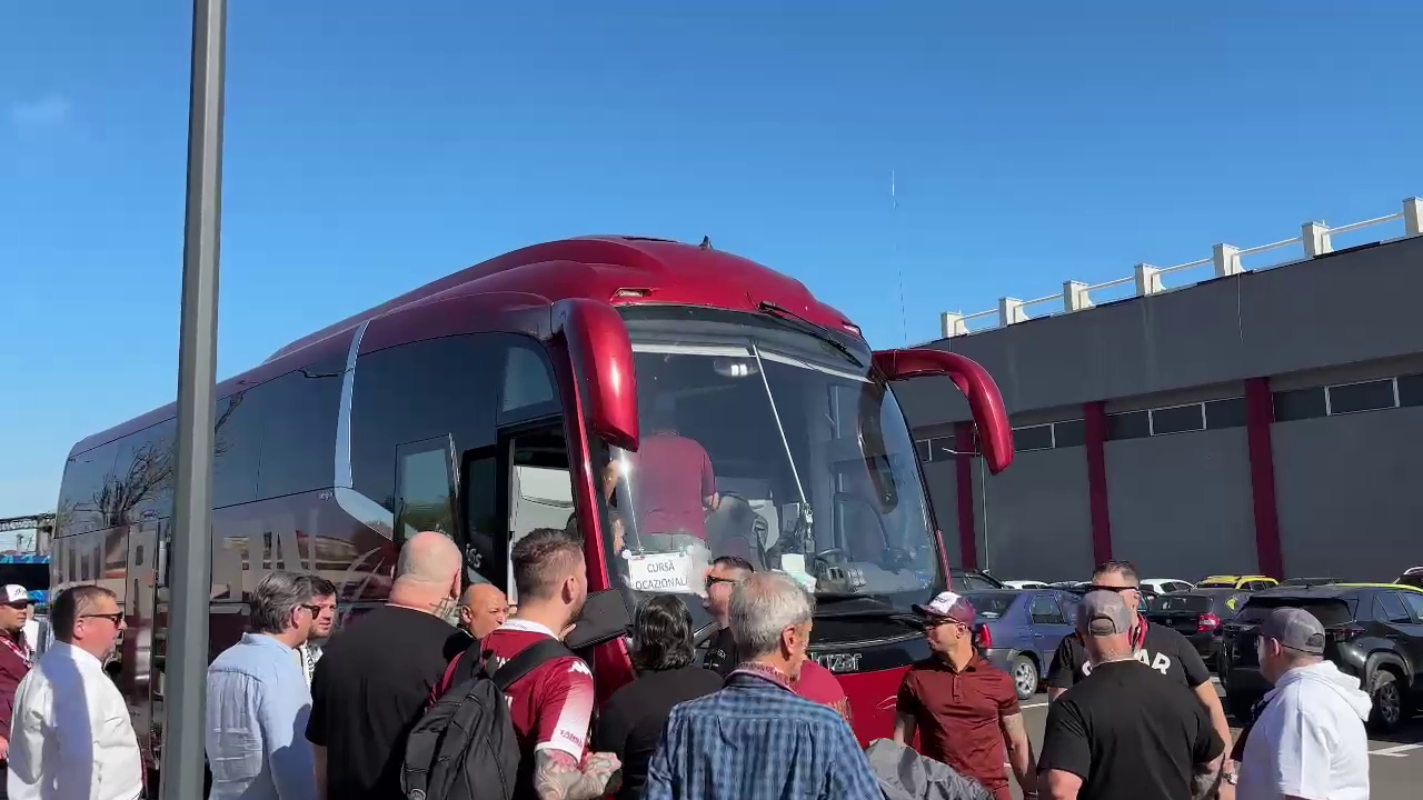 Cum a fost surprins Dan Șucu alături de fanii rapidiști, înainte să facă deplasarea la Craiova_13
