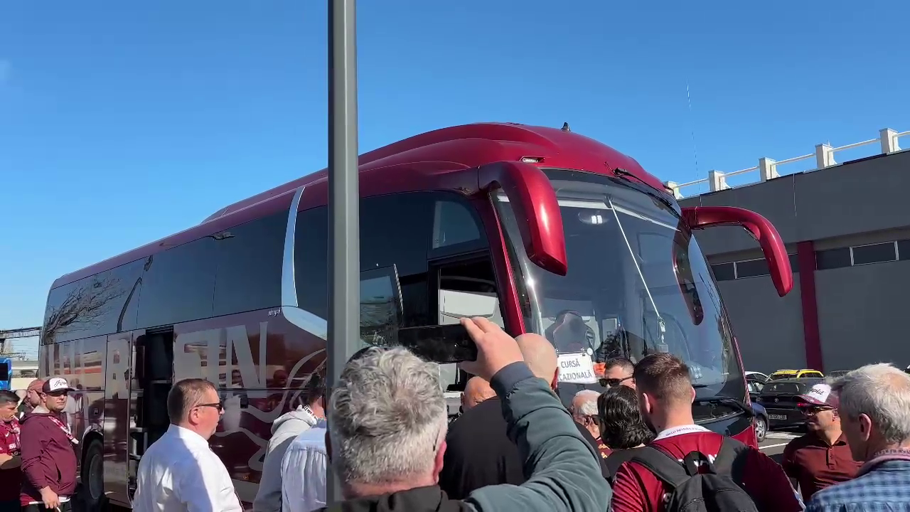 Cum a fost surprins Dan Șucu alături de fanii rapidiști, înainte să facă deplasarea la Craiova_15