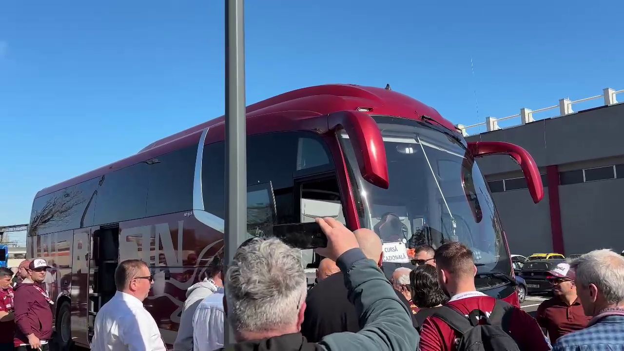 Cum a fost surprins Dan Șucu alături de fanii rapidiști, înainte să facă deplasarea la Craiova_15