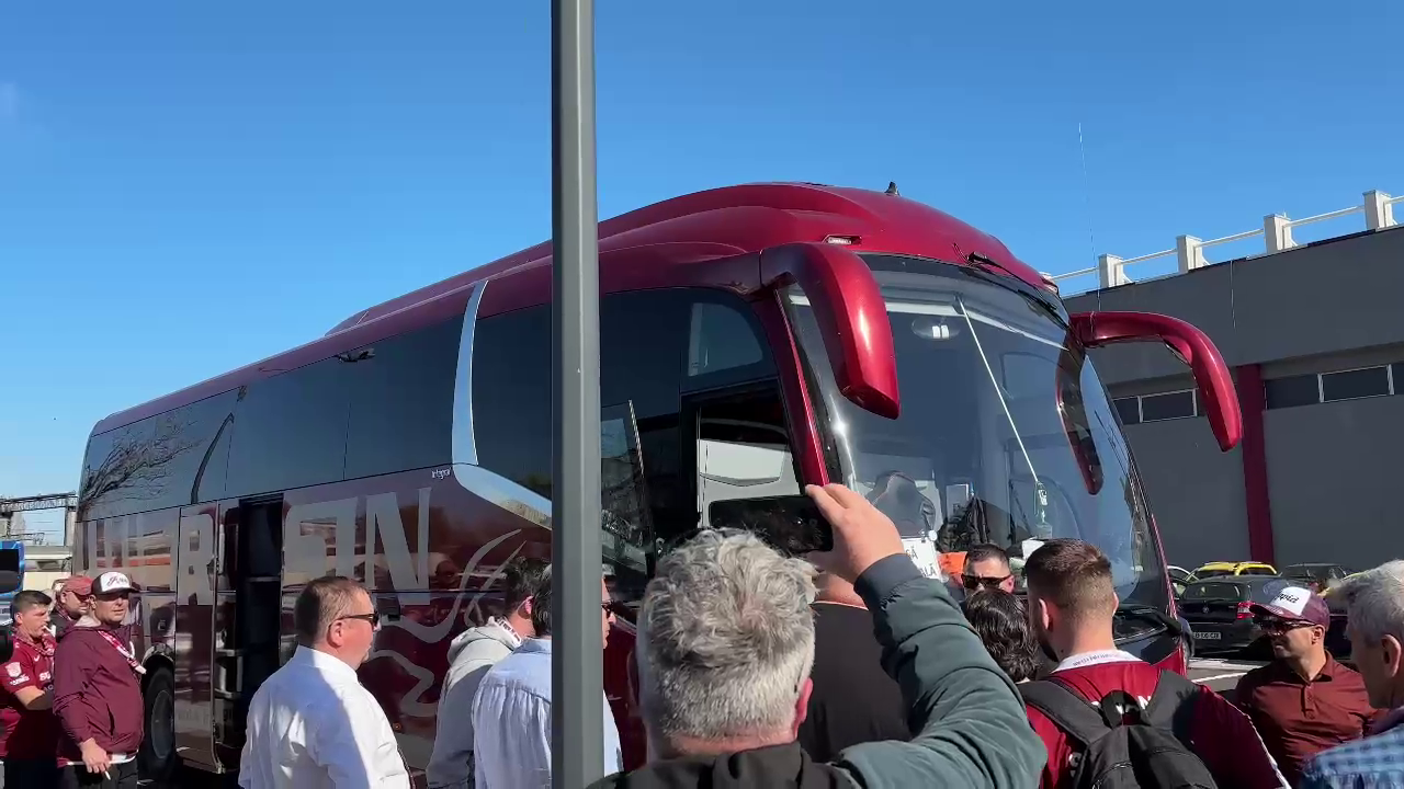 Cum a fost surprins Dan Șucu alături de fanii rapidiști, înainte să facă deplasarea la Craiova_17