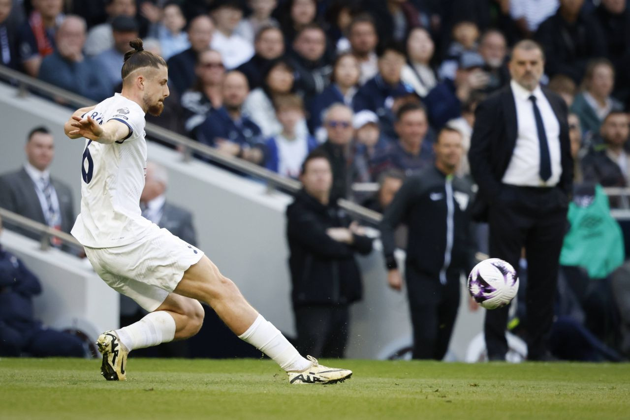 Radu Drăgușin i-a impresionat pe suporterii lui Tottenham! Aspectul care i-a dat pe spate pe fanii englezi