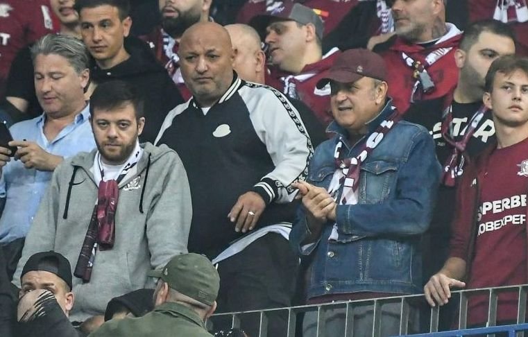 Dan Șucu și-a str&acirc;ns fularul la g&acirc;t și a urmărit Craiova - Rapid alături de fani! Cum a fost surprins &icirc;n peluză