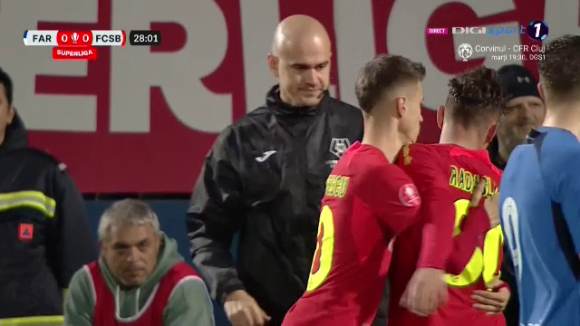 Schimbare la FCSB în minutul 28! Fotbalistul s-a dus în trombă la vestiare_7