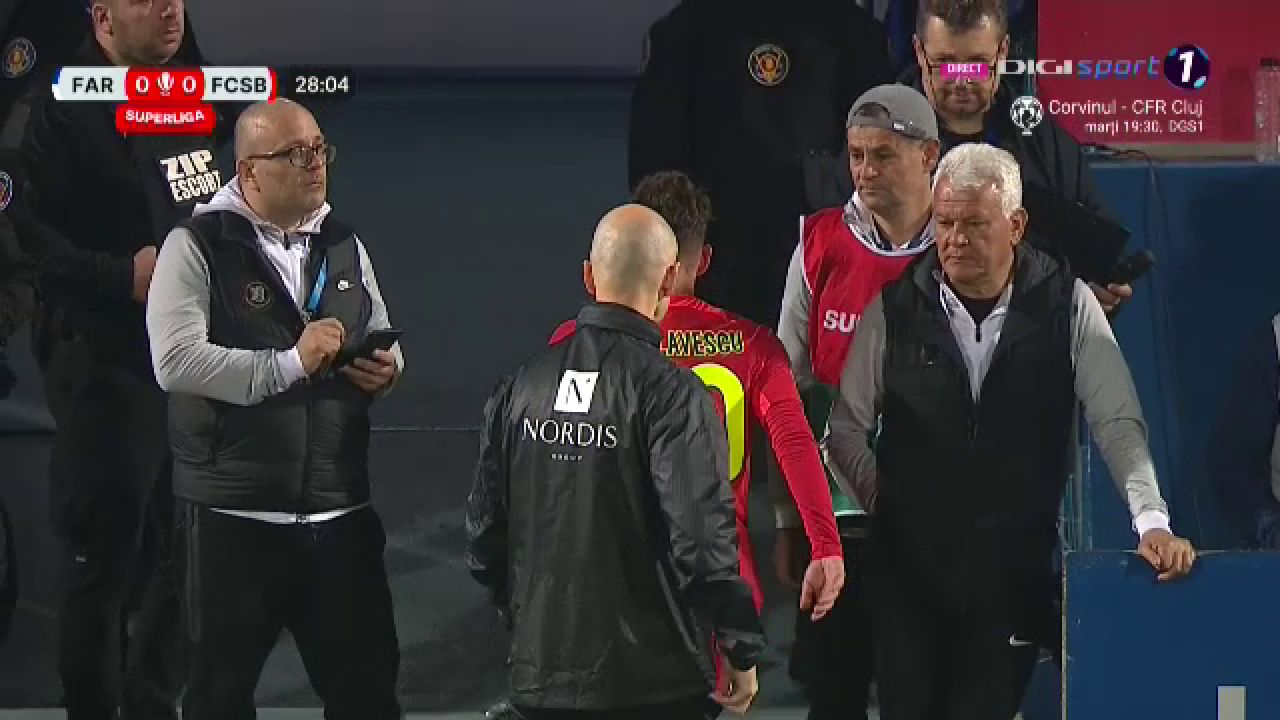 Schimbare la FCSB în minutul 28! Fotbalistul s-a dus în trombă la vestiare_9