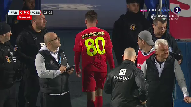 Schimbare la FCSB în minutul 28! Fotbalistul s-a dus în trombă la vestiare_10