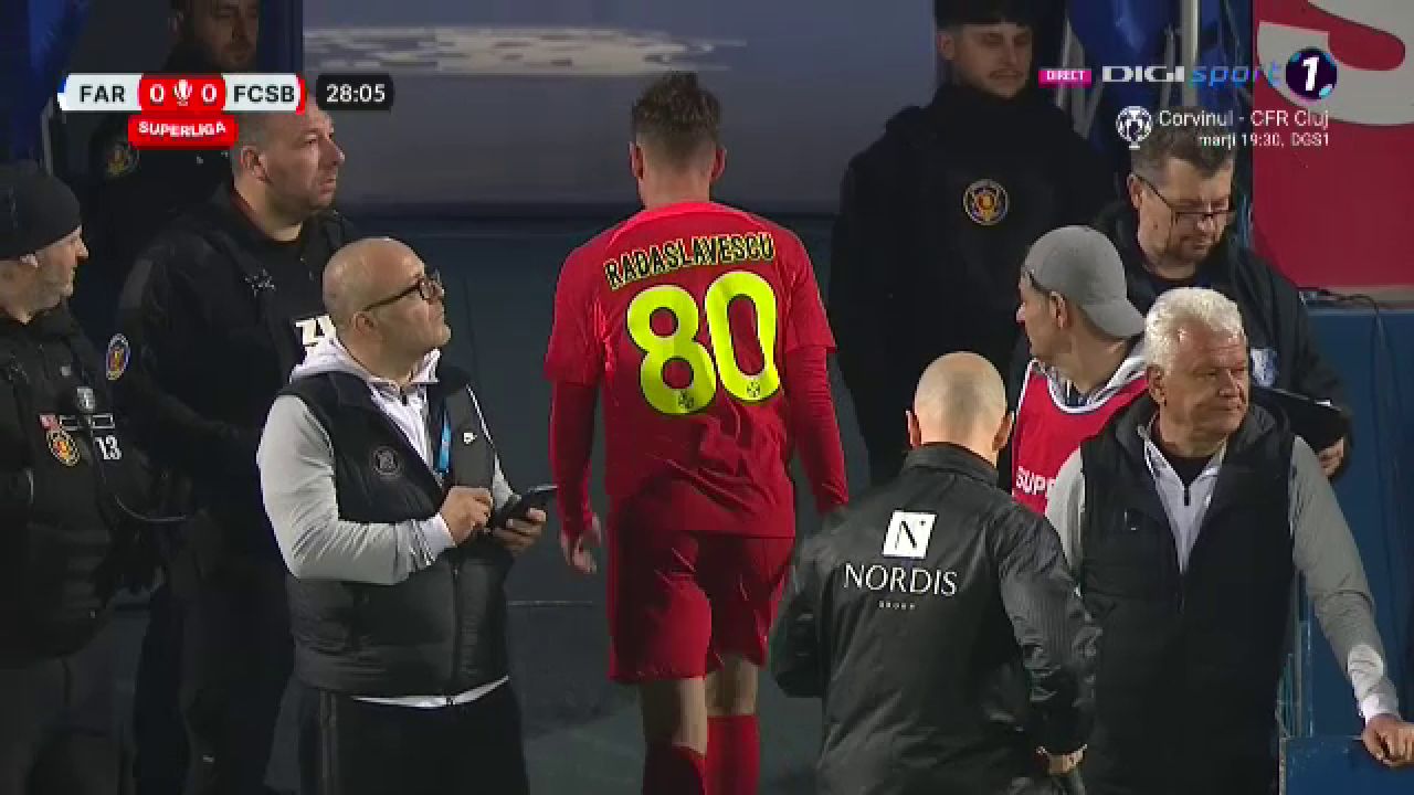 Schimbare la FCSB în minutul 28! Fotbalistul s-a dus în trombă la vestiare_10