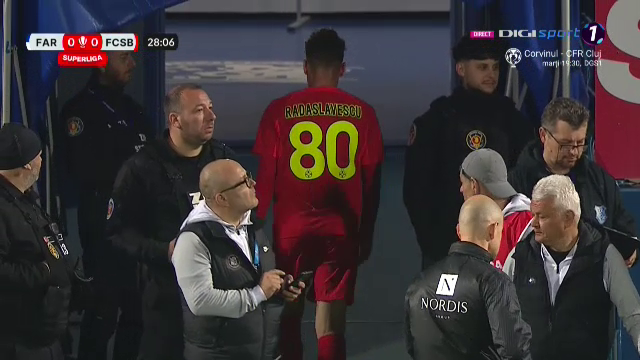 Schimbare la FCSB în minutul 28! Fotbalistul s-a dus în trombă la vestiare_11