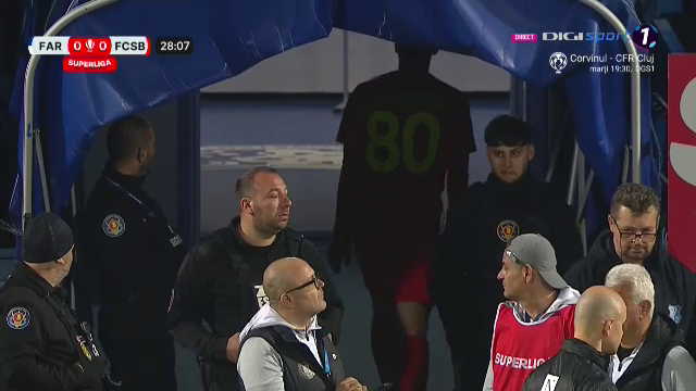 Schimbare la FCSB în minutul 28! Fotbalistul s-a dus în trombă la vestiare_12