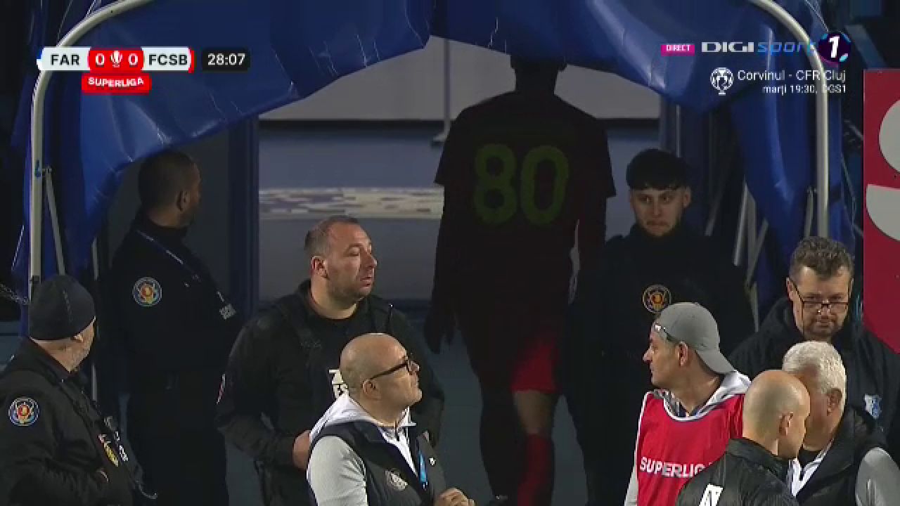 Schimbare la FCSB în minutul 28! Fotbalistul s-a dus în trombă la vestiare_12