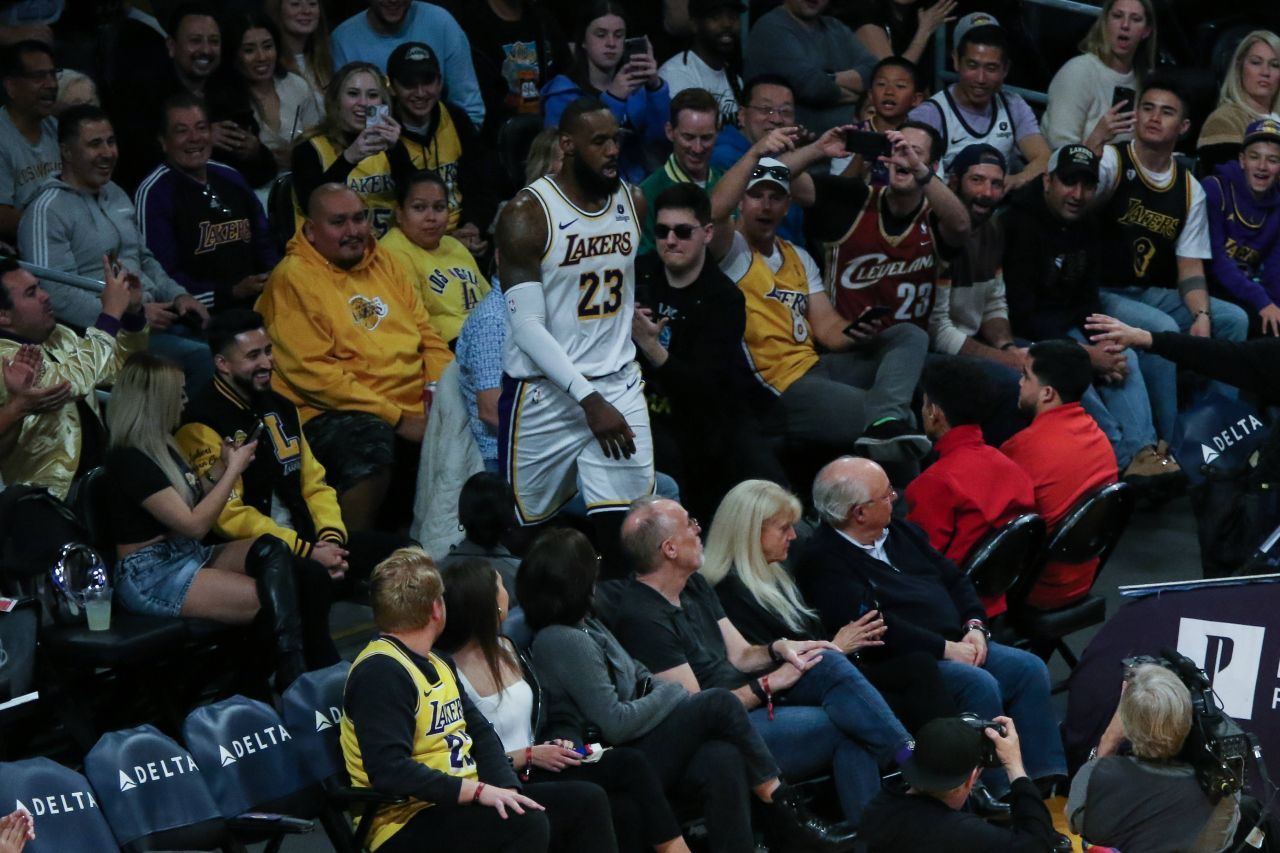 LeBron James dezlănțuit! Încă un record și 40 de puncte marcate la cei aproape 40 de ani în ultimul meci din NBA!_2