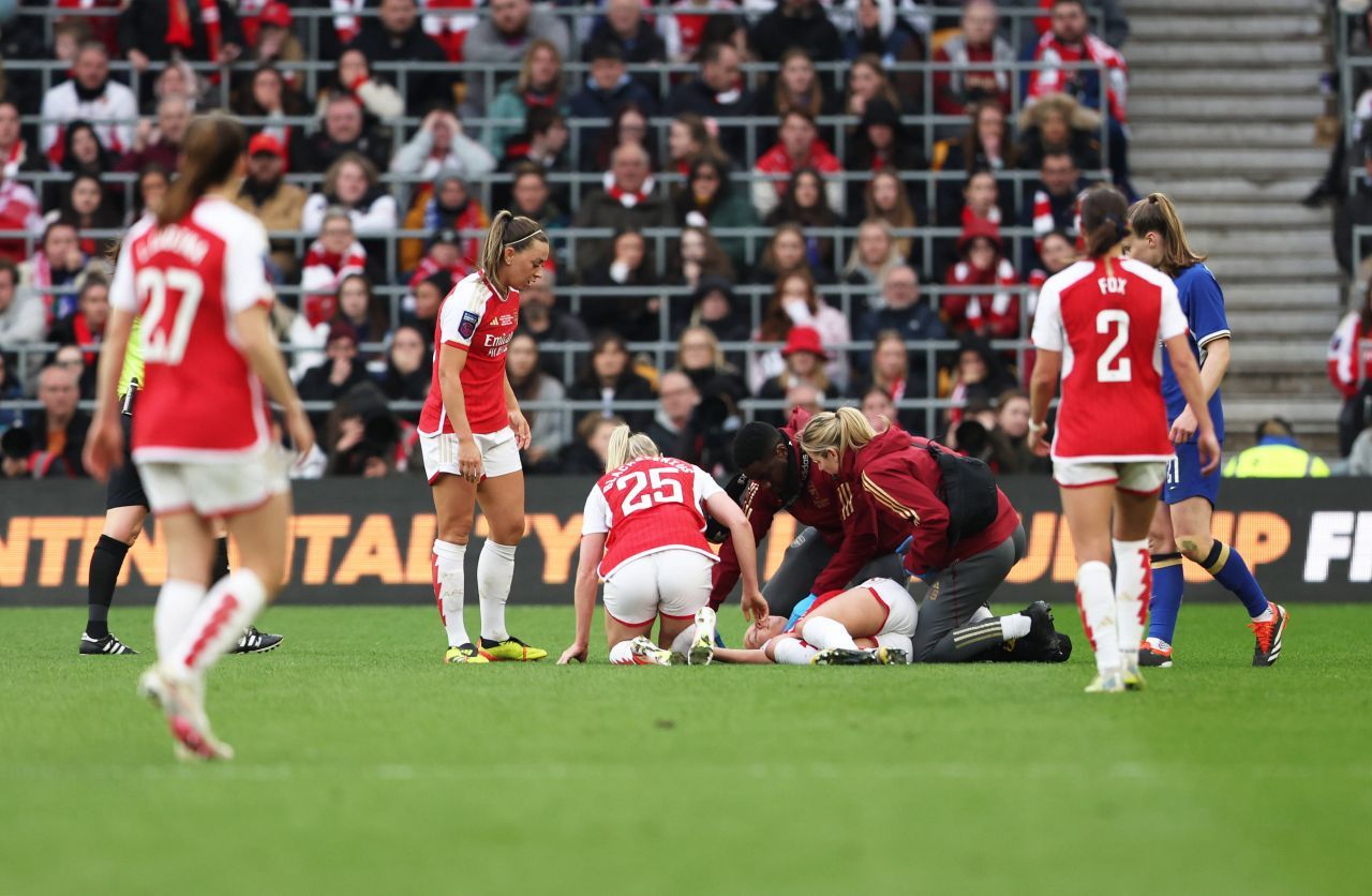 ”Cazul Christian Eriksen”, tras la indigo în fotbalul feminin! O jucătoare a lui Arsenal s-a prăbușit pe teren _14