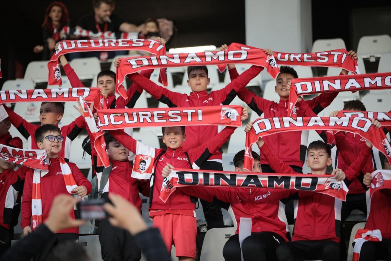 Micii fani ai lui Dinamo au luat cu asalt