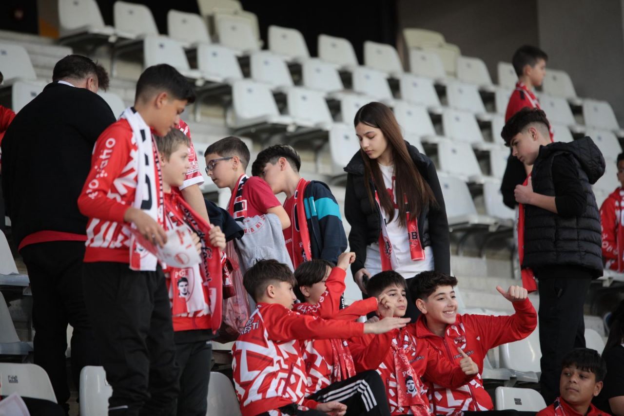 Micii fani ai lui Dinamo au luat cu asalt