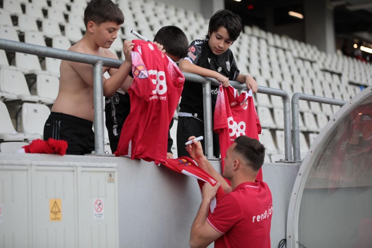 Micii fani ai lui Dinamo au luat cu asalt 
