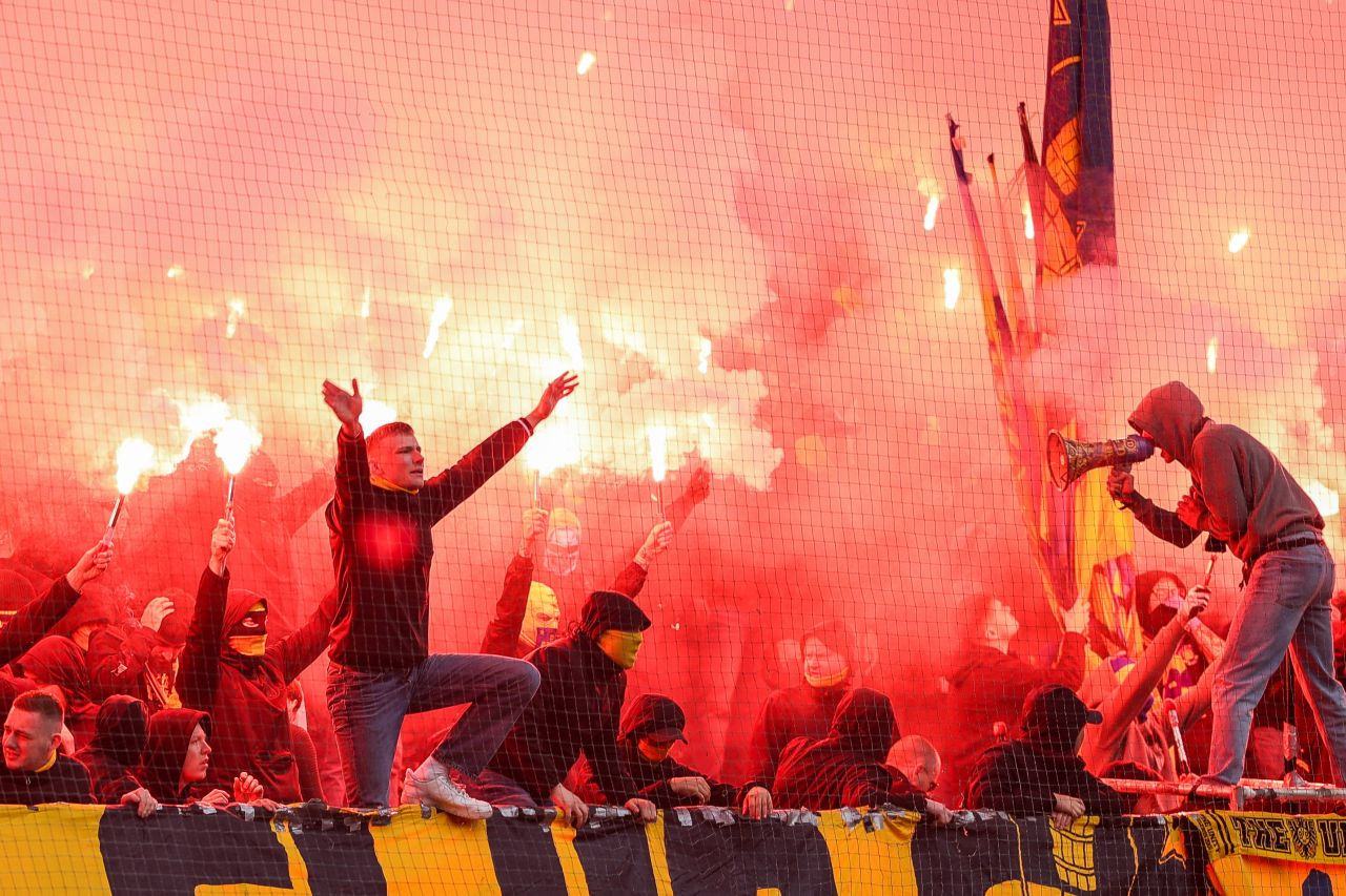 &Icirc;n Rom&acirc;nia ar fi fost duși direct la audieri: foc și fum &icirc;n derby-ul unuia dintre cele mai civilizate orașe din Europa