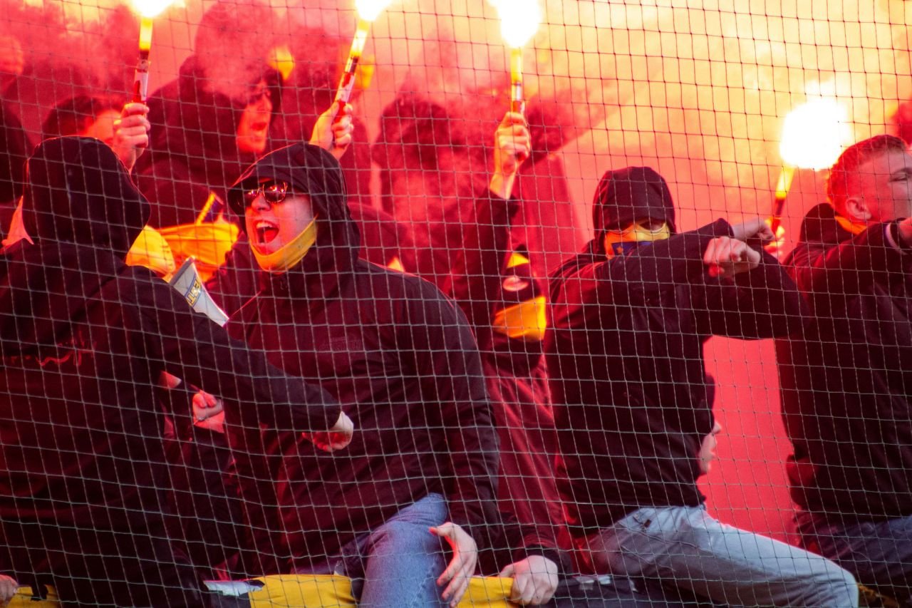 În România ar fi fost duși direct la audieri: foc și fum în derby-ul unuia dintre cele mai civilizate orașe din Europa_9