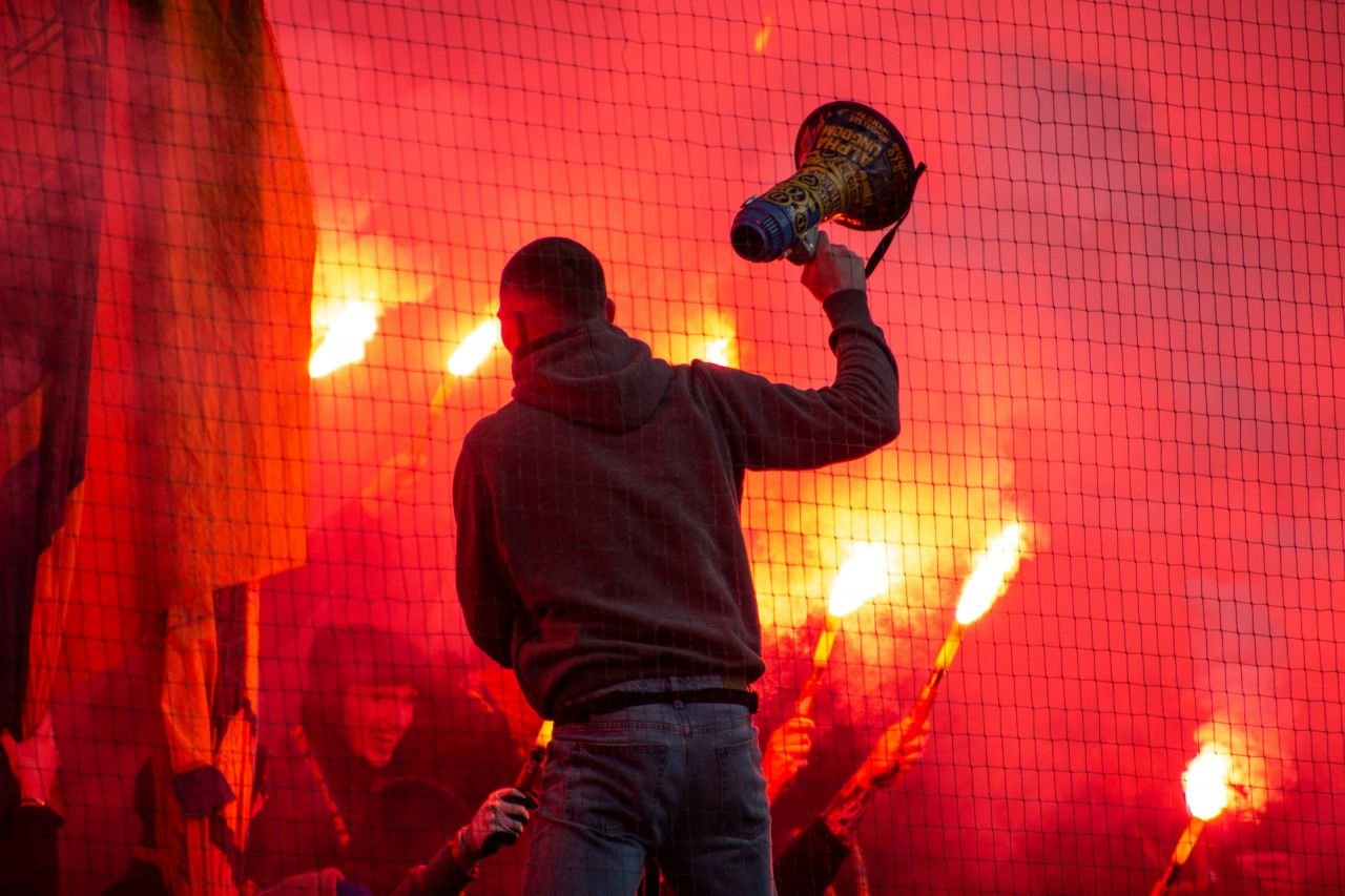 În România ar fi fost duși direct la audieri: foc și fum în derby-ul unuia dintre cele mai civilizate orașe din Europa_10