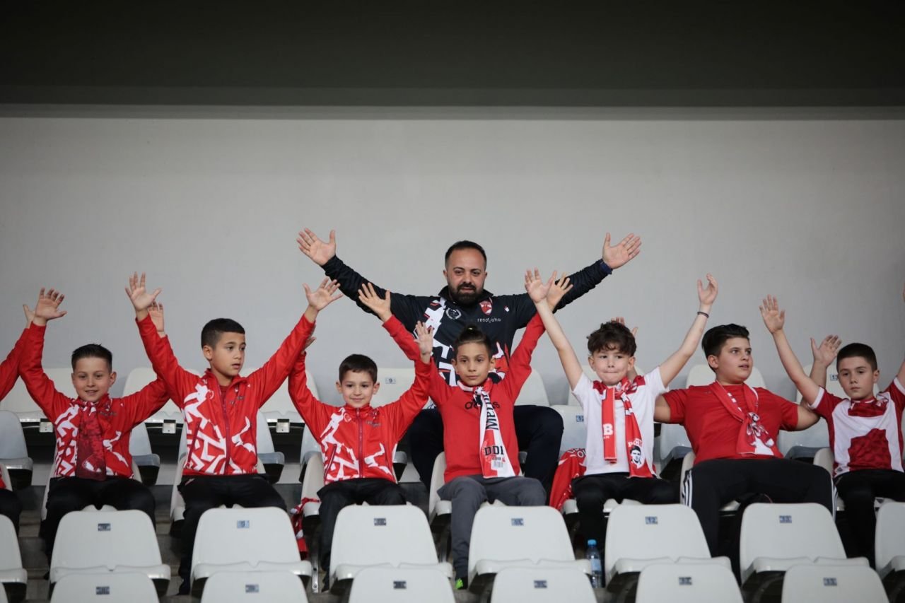 Arbitrul Feșnic i-a scos din minți chiar și pe copii! Ce gest obscen i-au arătat câțiva micuți spectatori la finalul meciului_2