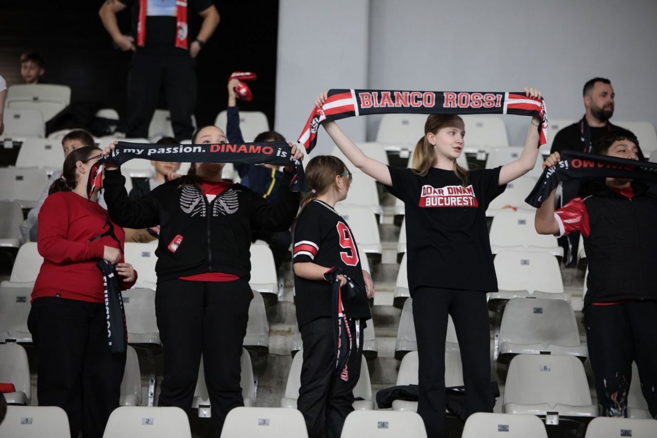 Arbitrul Feșnic i-a scos din minți chiar și pe copii! Ce gest obscen i-au arătat câțiva micuți spectatori la finalul meciului_8