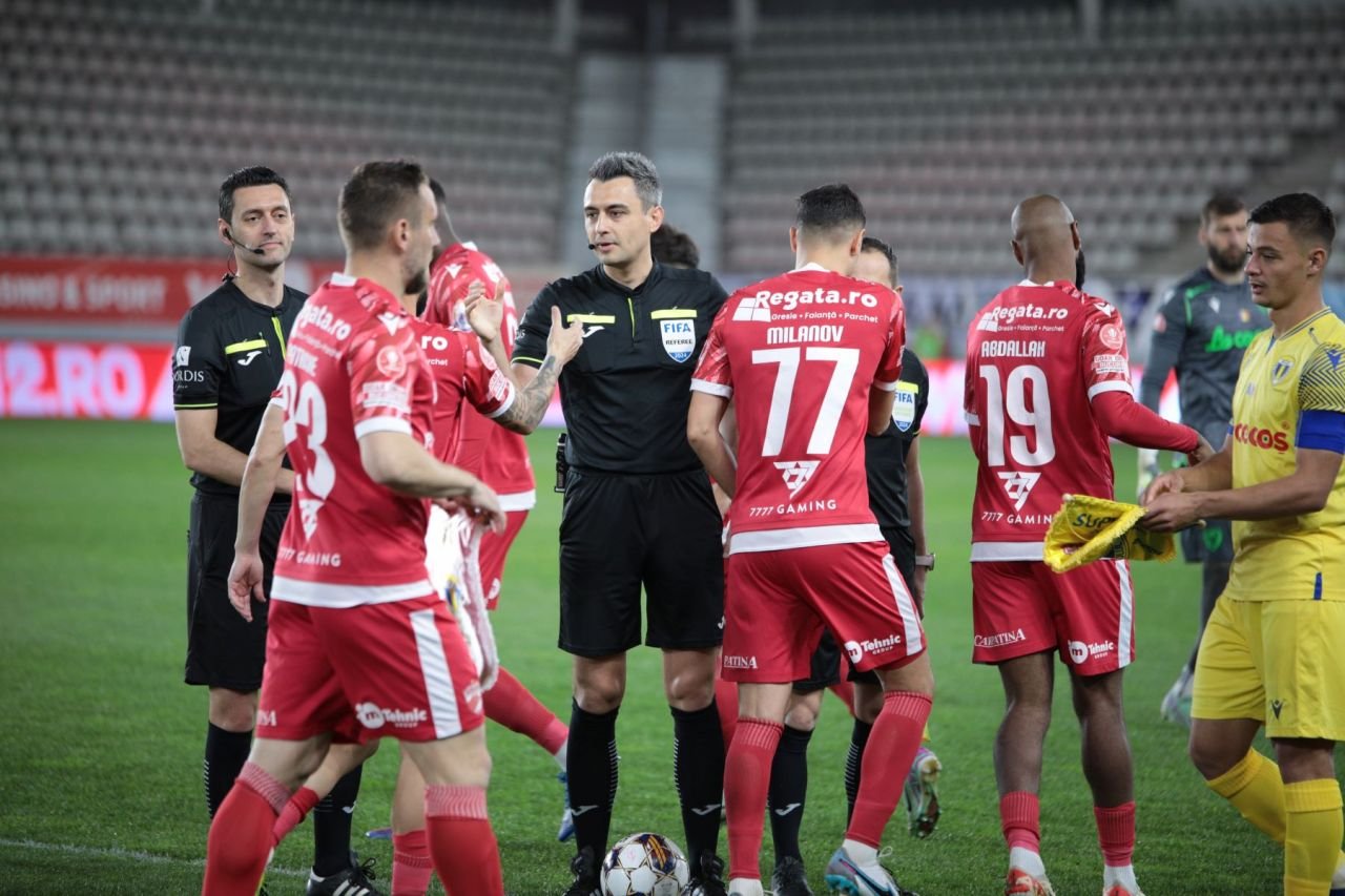Arbitrul Feșnic i-a scos din minți chiar și pe copii! Ce gest obscen i-au arătat câțiva micuți spectatori la finalul meciului_10