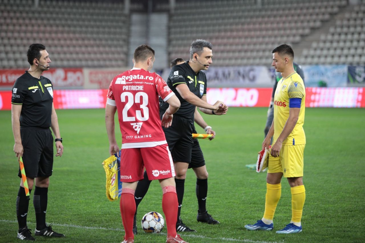 Arbitrul Feșnic i-a scos din minți chiar și pe copii! Ce gest obscen i-au arătat câțiva micuți spectatori la finalul meciului_11