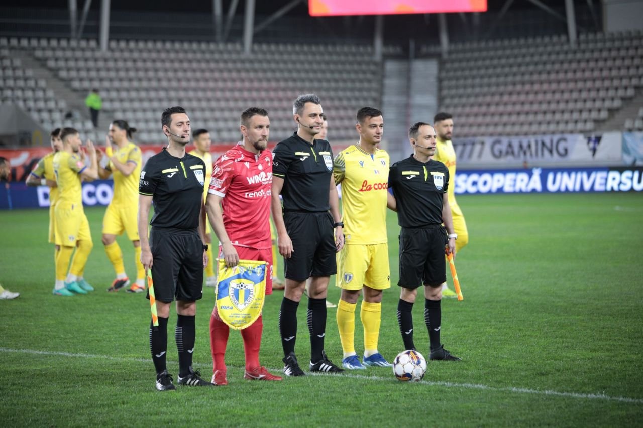 Arbitrul Feșnic i-a scos din minți chiar și pe copii! Ce gest obscen i-au arătat câțiva micuți spectatori la finalul meciului_12