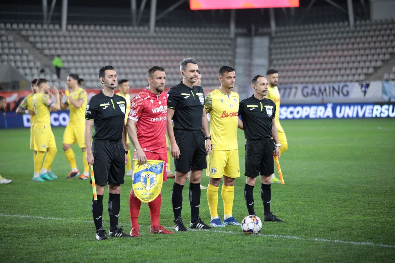 Arbitrul Feșnic i-a scos din minți chiar și pe copii! Ce gest obscen i-au arătat câțiva micuți spectatori la finalul meciului_12