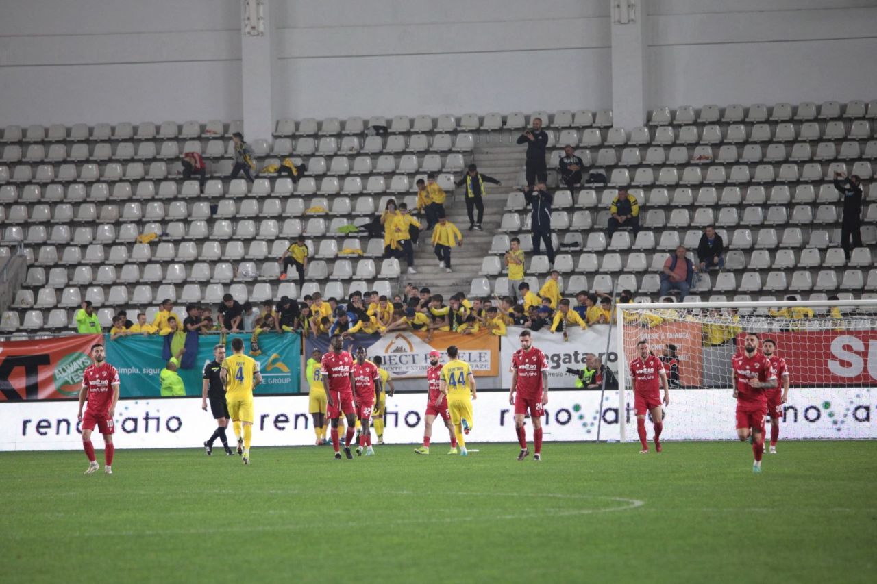 Arbitrul Feșnic i-a scos din minți chiar și pe copii! Ce gest obscen i-au arătat câțiva micuți spectatori la finalul meciului_15