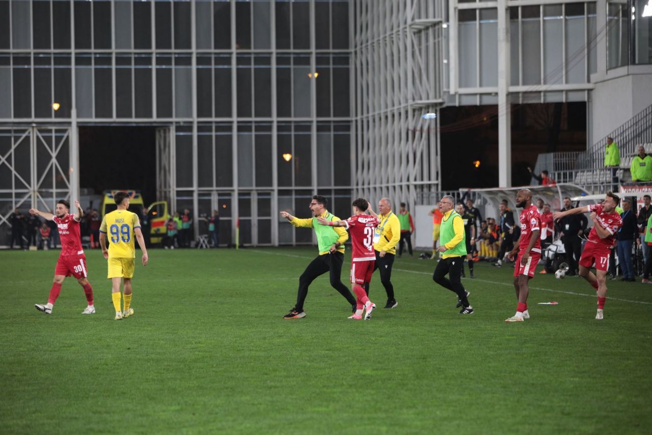 Arbitrul Feșnic i-a scos din minți chiar și pe copii! Ce gest obscen i-au arătat câțiva micuți spectatori la finalul meciului_17
