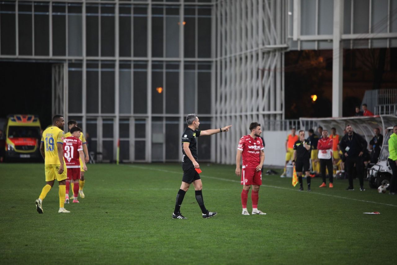 Arbitrul Feșnic i-a scos din minți chiar și pe copii! Ce gest obscen i-au arătat câțiva micuți spectatori la finalul meciului_18
