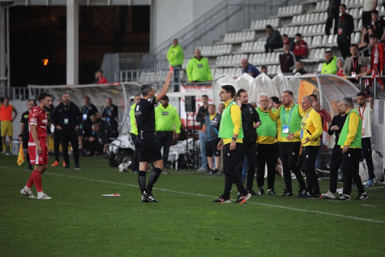 Arbitrul Feșnic i-a scos din minți chiar și pe copii! Ce gest obscen i-au arătat câțiva micuți spectatori la finalul meciului_19